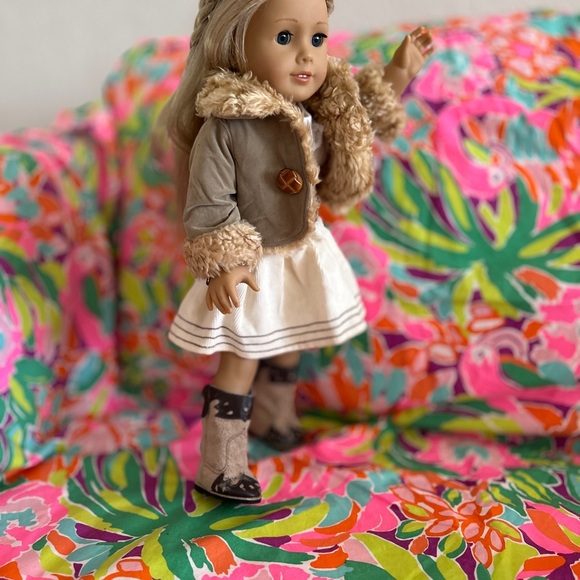 American girl doll Stylish Tan and Cream Doll Outfit with Hat - Picture 3 of 4